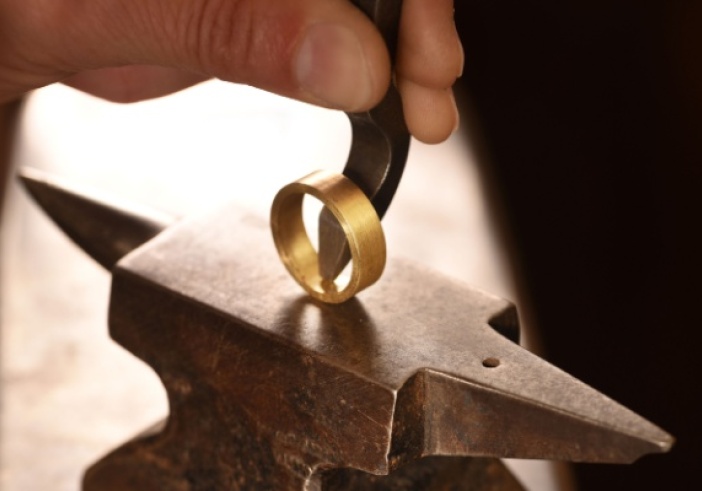 Illustration de l'article : Poinçon de responsabilité des objets en métaux précieux : pas n’importe où, pas n’importe comment !