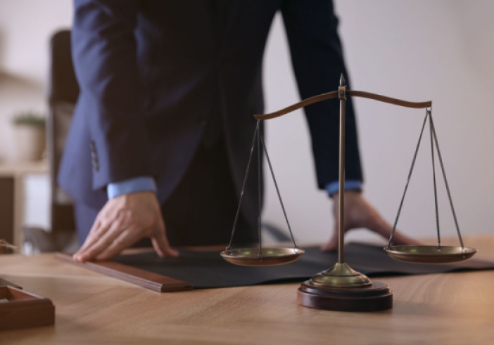 Illustration article : Comment un avocat peut-il contester son licenciement ?