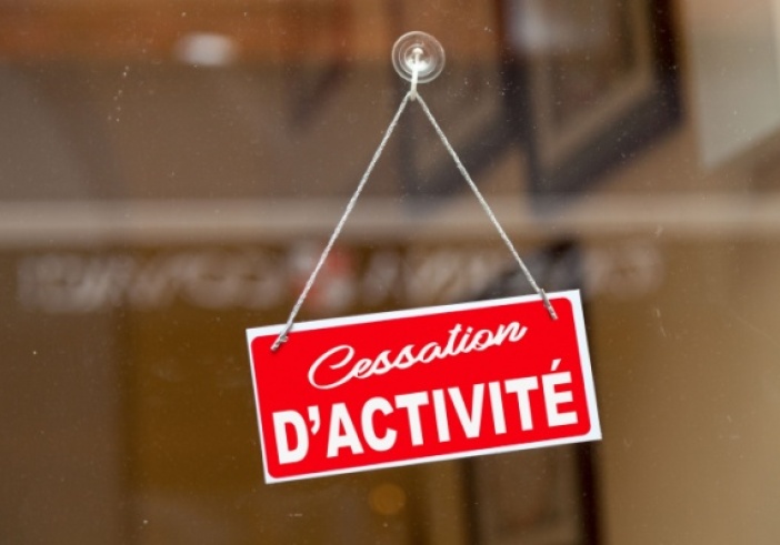 Illustration de l'article : La cessation définitive de l’activité permet-elle le licenciement d’un salarié absent ?