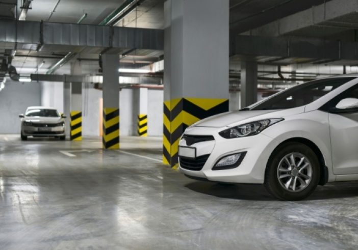 Illustration de l'article : C’est l’histoire d’un couple qui loue un logement (et un parking ?) trop cher…