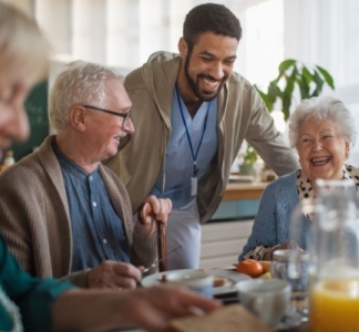 Illustration article : Accueil de jour des personnes âgées : un assouplissement de la règlementation