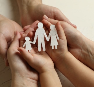 Illustration article : Salarié adoptant : combien d’absences autorisées ?