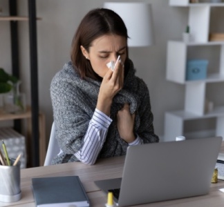 Illustration article : Solliciter le salarié pendant son arrêt : dommage automatique ?