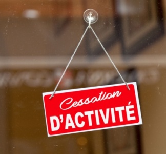 Illustration article : La cessation définitive de l’activité permet-elle le licenciement d’un salarié absent ?