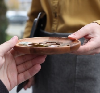 Illustration article : Pourboires : quel régime social et fiscal en 2026 ?