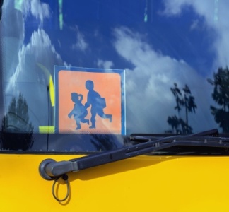 Illustration article : Transports en commun d’enfants : les limites pour 2026