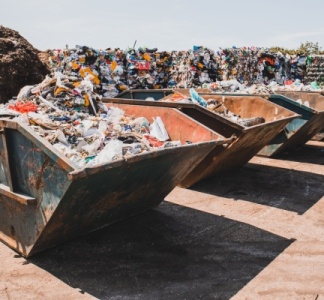 Illustration article : Économie circulaire : fin de priorité pour les déchets recyclés ?